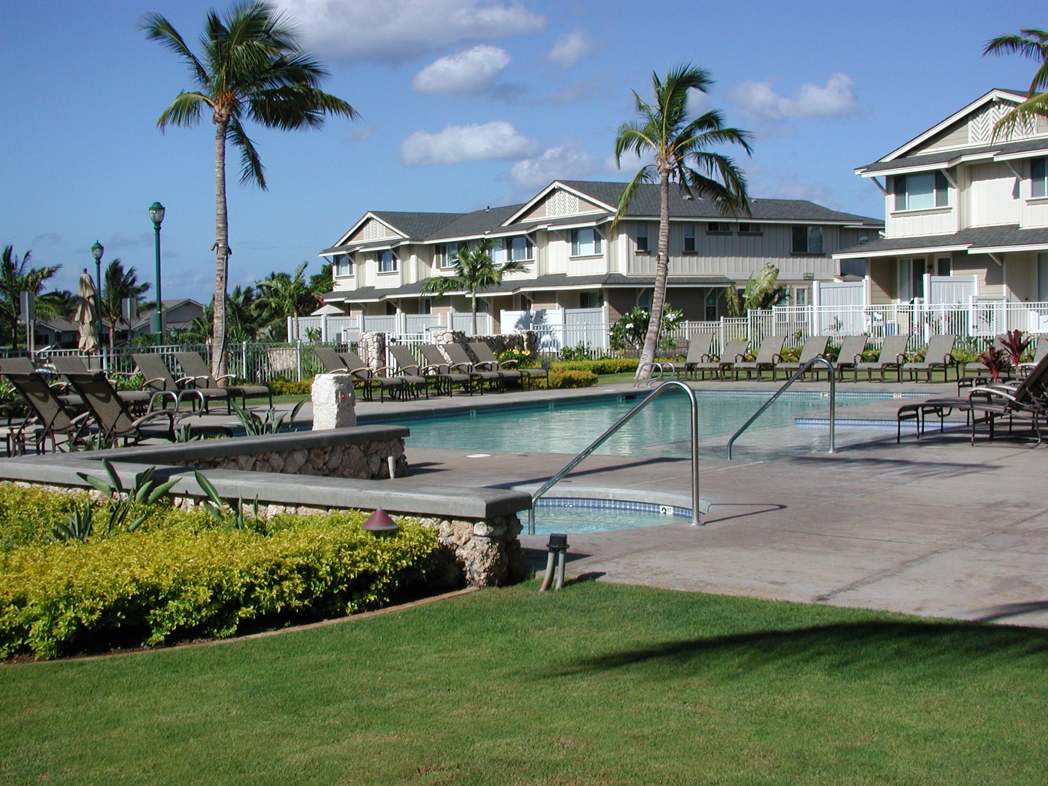 The pool and jacuzzi at the Ko Olina Hillside Villas. Full access during open hours for all residents and guests.